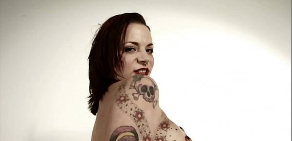  Tattooed beauty gets rammed well